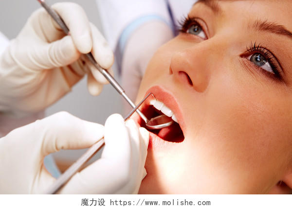 牙科医生检查女病人的牙齿口腔牙科口腔牙齿美白